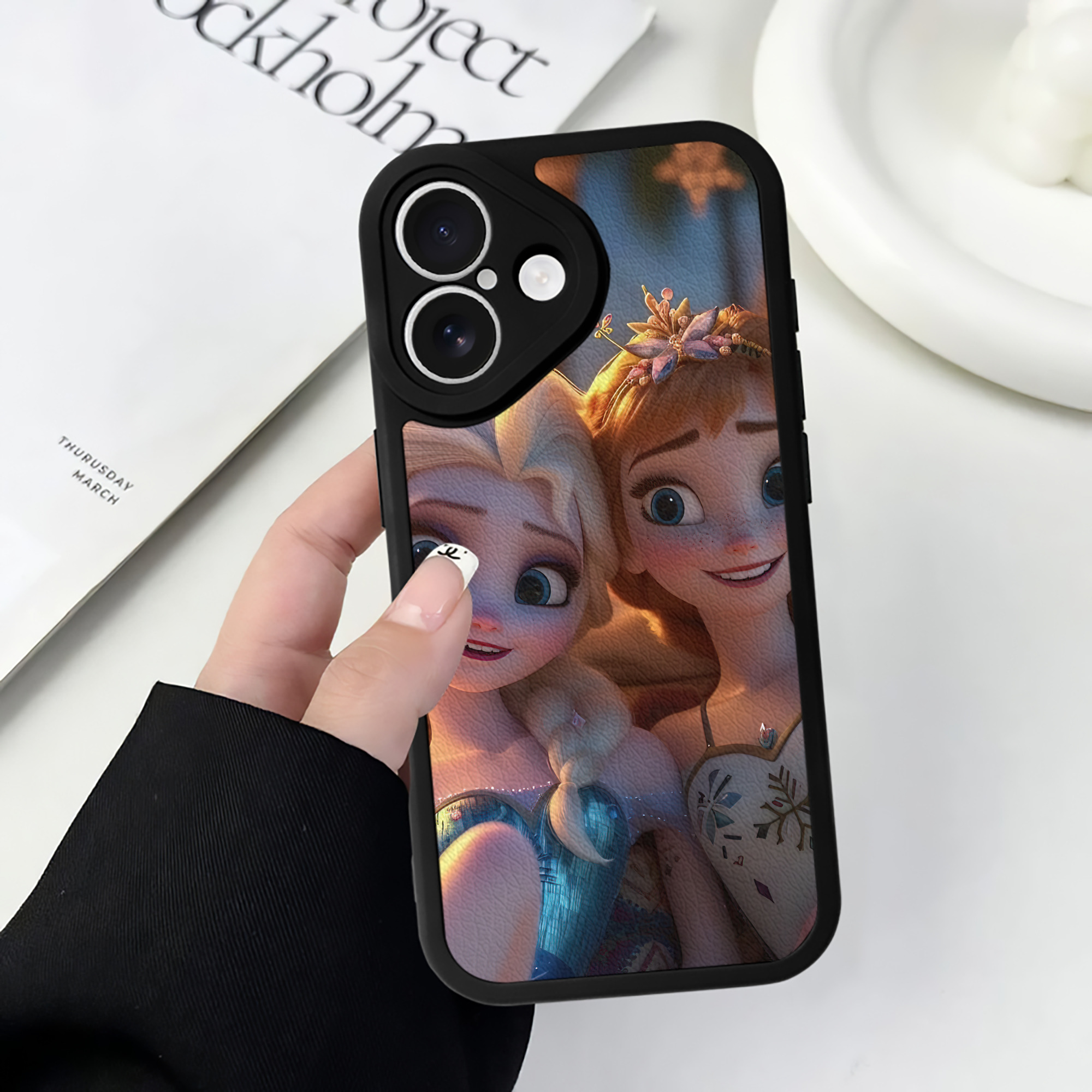 （画像用） アナと雪の女王 アンナ エルサ Frozen Anna Elsa 【iPhone 16シリーズ対応】シリコンスマホケース（レザー調） 材質：シリコン